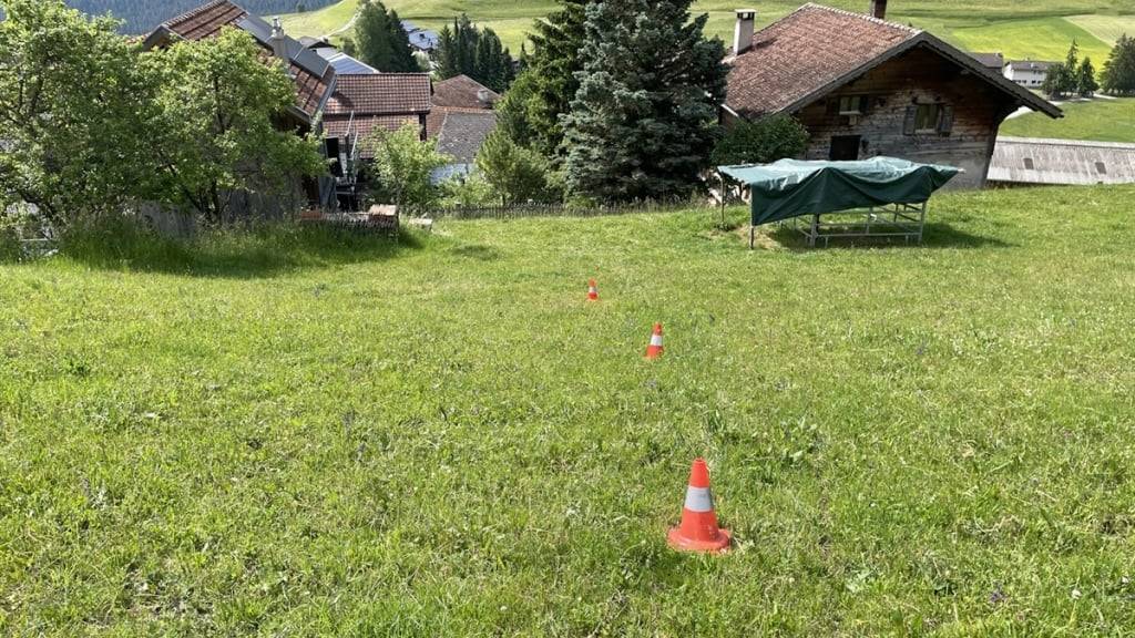 Hier am Dorfrand von Alvaneu GR verstarb der Velofahrer am späten Sonntagabend.