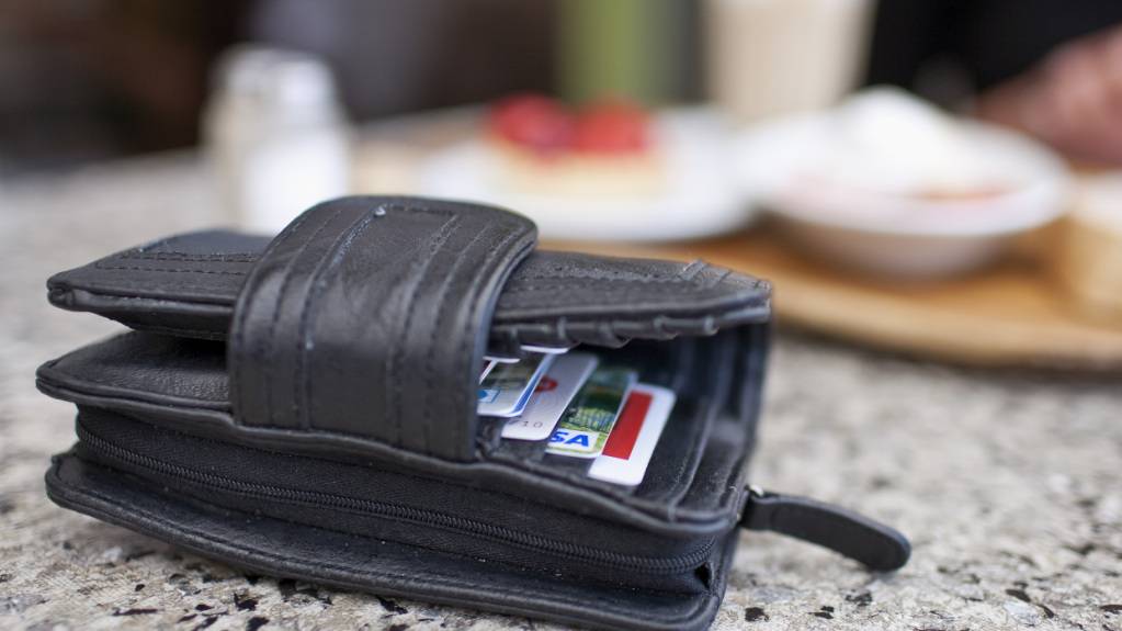 Mit der Auswahl der richtigen Bezahlkarte im Ausland lässt sich Geld sparen. (Archivbild)