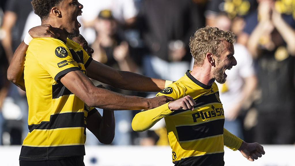 Fabian Lustenberger schiesst den vierten YB-Treffer und lässt sich feiern