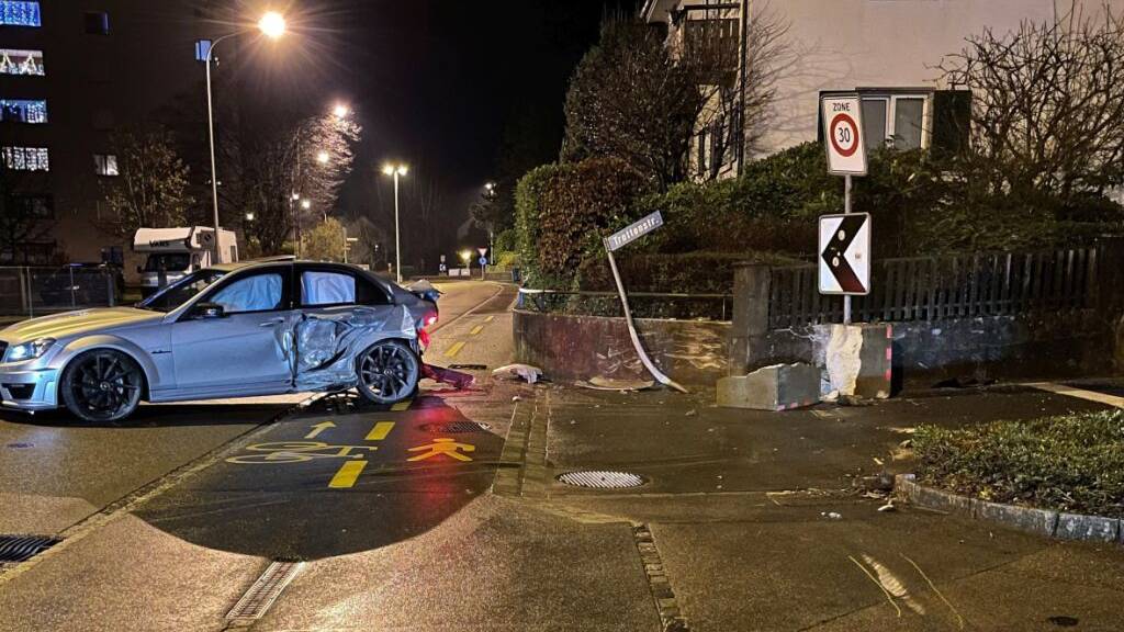 24-Jähriger verliert Kontrolle über sein Auto und prallt in Mauer