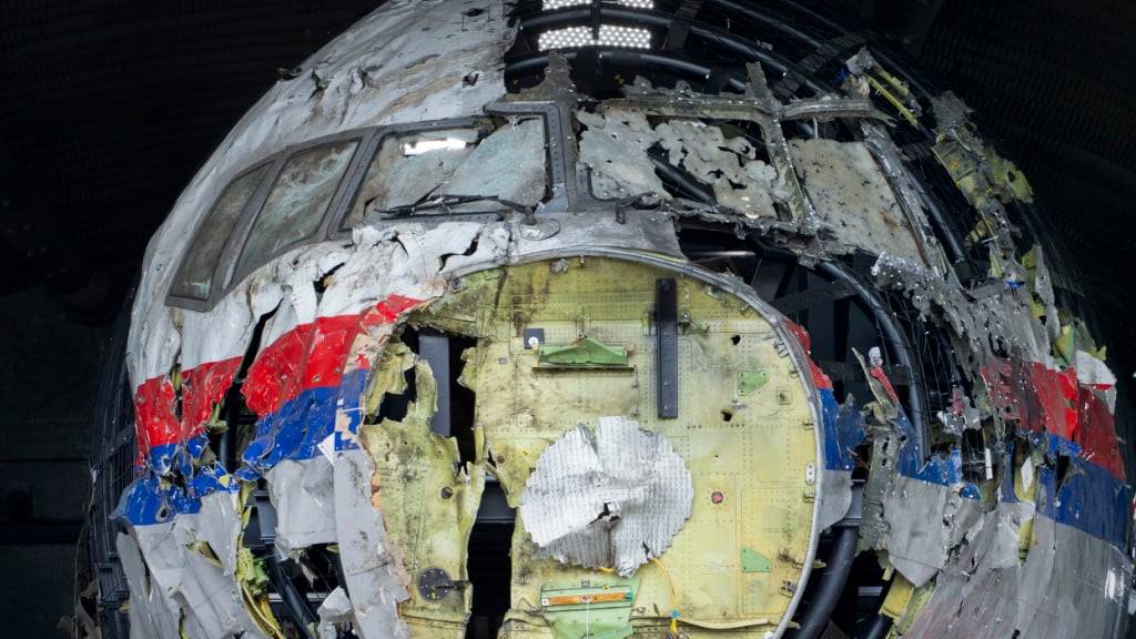 Blick auf das rekonstruierte Wrack von Malaysia-Airlines-Flug MH17 auf dem Luftwaffenstützpunkt Gilze-Rijen in den südlichen Niederlanden, aufgenommen am 26. Mai 2021.