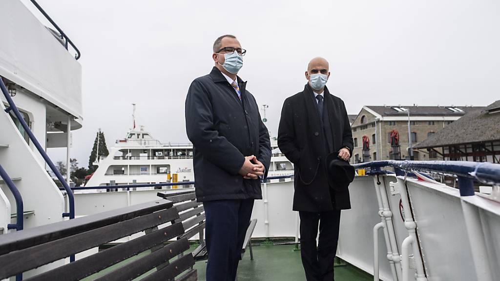 Bundesrat Alain Berset, rechts, und der Thurgauer Regierungsrat Urs Martin besichtigen das Thurgauer Impfschiff im Hafen von Romanshorn TG.