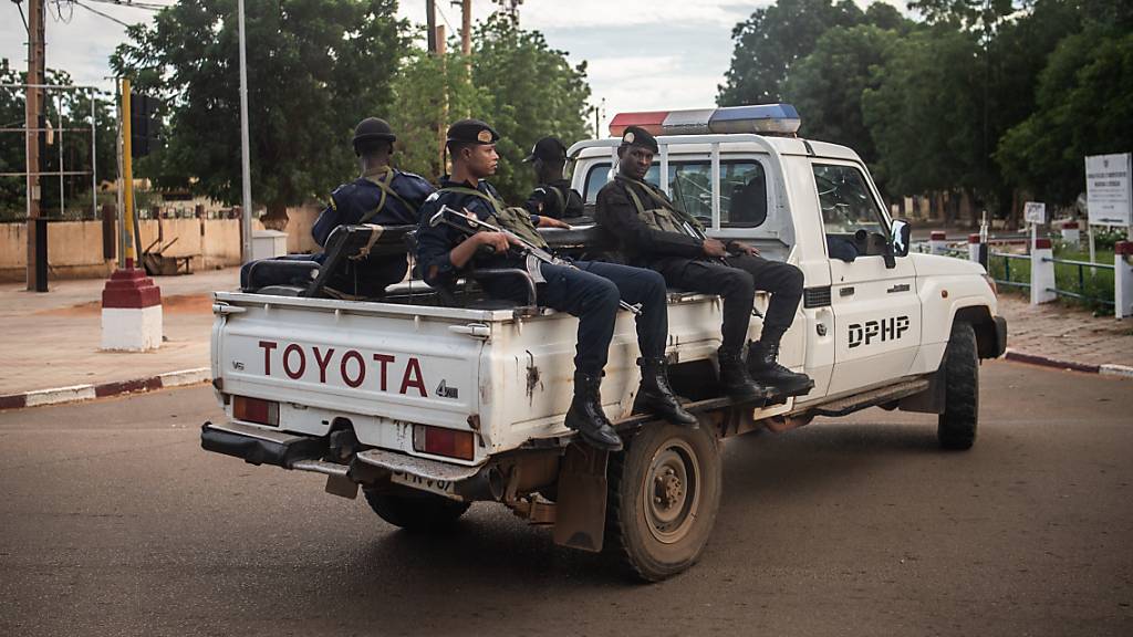 Bewaffnete Polizisten sitzen auf einem Toyota-Pickup in der Hauptstadt der Republik Niger.
