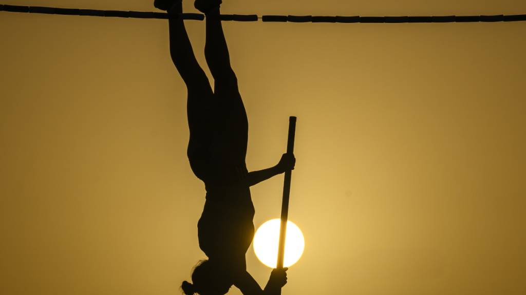 Eine Szene aus dem Jahr 2025: Eine Stabhochspringerin beim Einspringen in der Abendsonne von Doha
