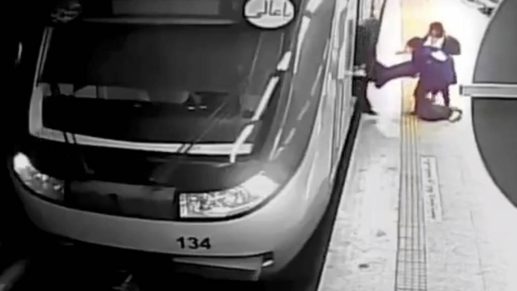 HANDOUT - Auf diesem Videostandbild eines vom iranischen Staatsfernsehen ausgestrahlten Überwachungsvideos ziehen Frauen die 16-jährige Armita Garawand aus einem Waggon der Teheraner Metro. Foto: Uncredited/Iranian state television/AP/dpa - ACHTUNG: Nur zur redaktionellen Verwendung und nur mit vollständiger Nennung des vorstehenden Credits