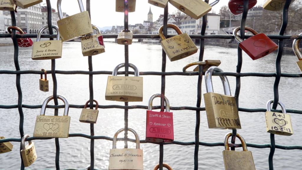Die vielen Liebesschlösser am Mühlesteg müssen weg. Die Stadt bietet Werkzeug zum Entfernen an. (Archivbild)