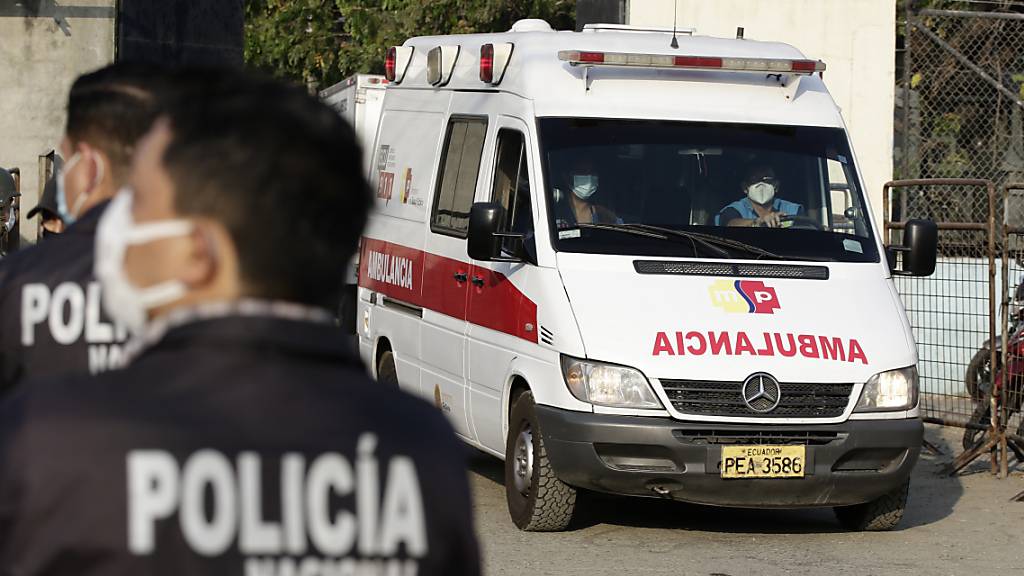 Ein Krankenwagen verlässt das Litoral-Gefängnis in Guayaquil.