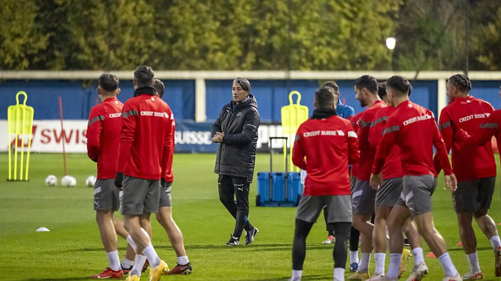 Trainer Murat Yakin beim Abschlusstraining in Basel vor dem Duell gegen Kosovo