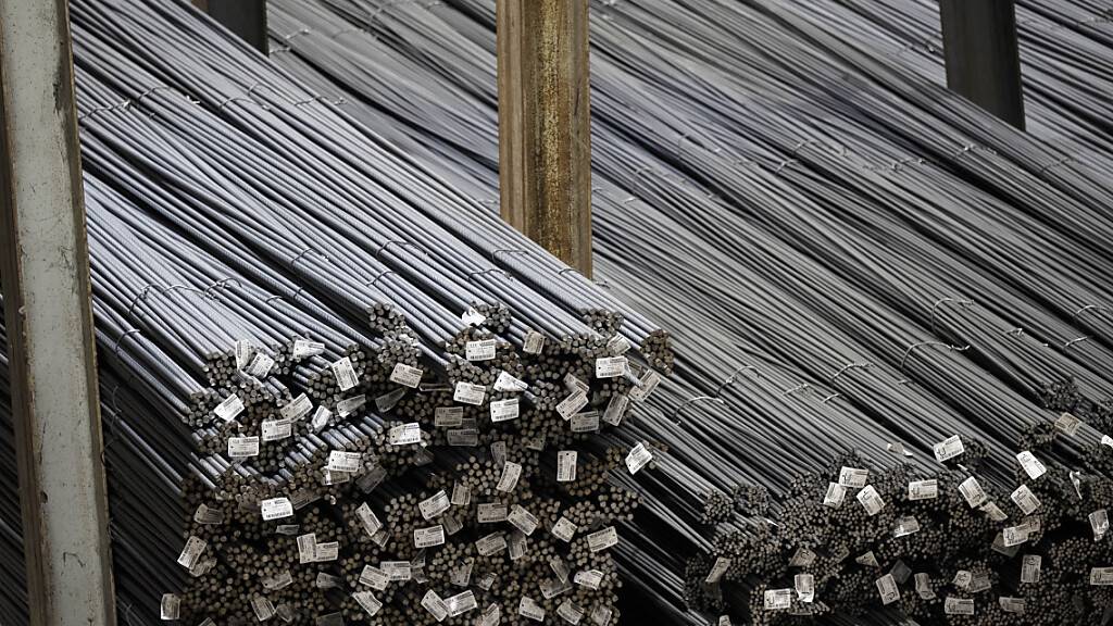 Die Stimmung in der Schweizer Industrie ist auch zum Jahresende gedämpft geblieben. Der Einkaufsmanager-Index (PMI) hat sich zwar im Dezember leicht gebessert, verharrte aber mittlerweile den zwölften Monat unter der Wachstumsschwelle. (Symbolbild)