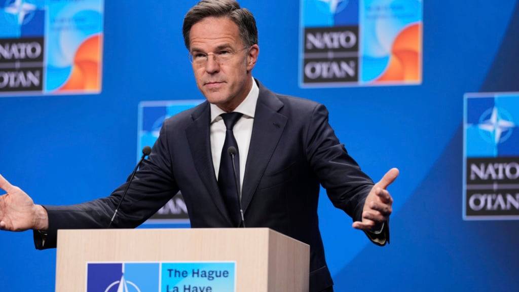 NATO-Generalsekretär Mark Rutte gestikuliert während einer Pressekonferenz auf dem NATO-Gipfel. Foto: Matthias Schrader/AP/dpa