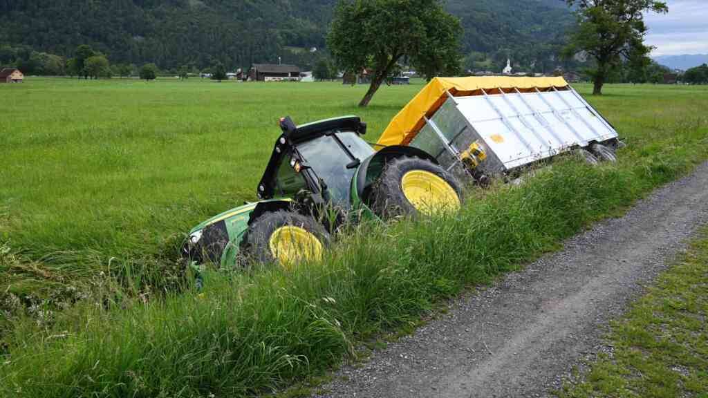 Der 36-Jährige liess den Traktor im Bachbett liegend zurück und konnte später bei sich zu Hause festgenommen werden.