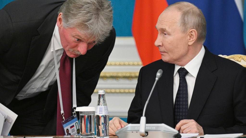 HANDOUT - Auf diesem von der staatlichen Nachrichtenagentur Sputnik via AP veröffentlichten Foto hört Kreml-Sprecher Dmitri Peskow, links, dem russischen Präsidenten Wladimir Putin vor einer Vertragsunterzeichnung in der Präsidentenresidenz Akorda zu. Foto: Ramil Sitdikov/Pool Sputnik Kremlin/AP/dpa