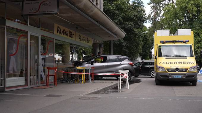 Autolenkerin fährt Schaufenster in Biel ein – vier Personen verletzt
