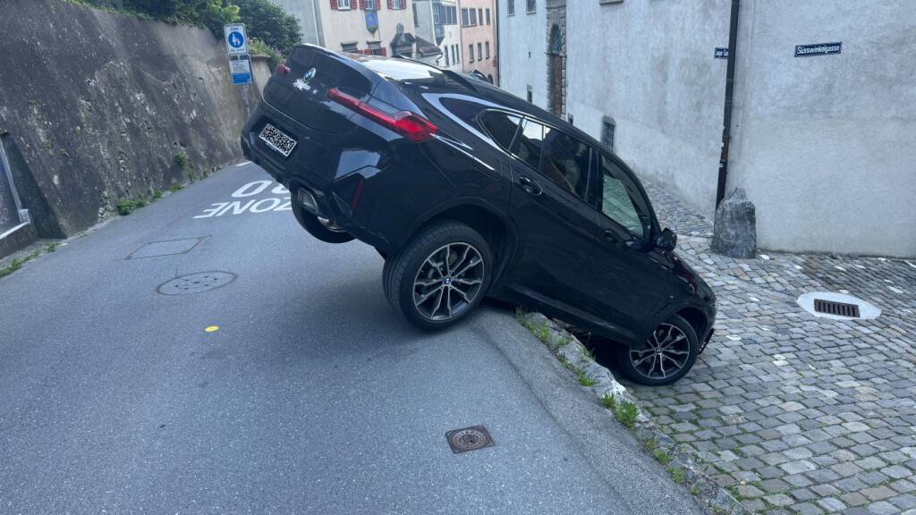 Spektakulär anzusehen - aber niemand verletzt: Auto von der Spur abgekommen am Samstag auf der Hofstrasse in Chur.