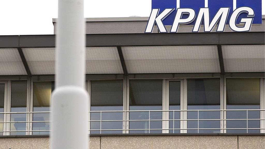 Welche Rolle spielte die Beratungsfirma KPMG im Skandal um die PostAuto AG? Die Aufsichtsbehörde klärt die Sachlage nun ab.