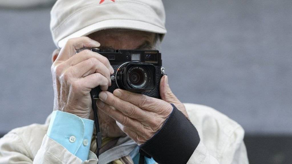 Die Leica ist Kult. Zahlreiche berühmte Fotografinnen und Fotografen, wie im Bild René Burri, beobachteten die Welt durch ihr Objektiv. (Archiv)