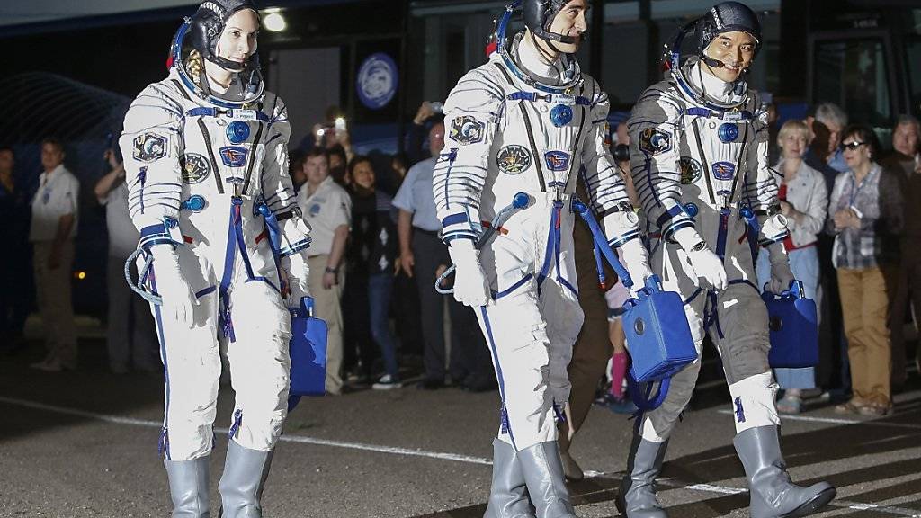 Astronautin Rubins (links) mit ihren Kollegen Iwanischin (Mitte) und Onishi vor dem Einstieg in ihr Raumschiff: Am Samstag sollen sie bei der Raumstation ISS andocken.