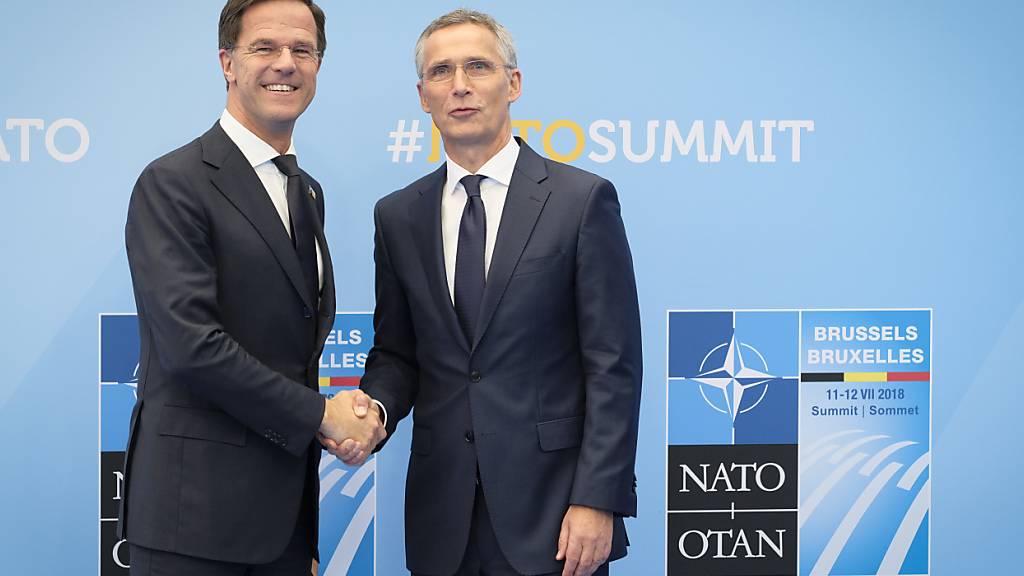 ARCHIV - 11.07.2018, Belgien, Brüssel: Mark Rutte, Ministerpräsident der Niederlande, wird von Nato-Generalsekretär Jens Stoltenberg (r) zu Beginn des Nato-Gipfels begrüßt. Foto: Pool Sebastien Pirlet/BELGA/dpa