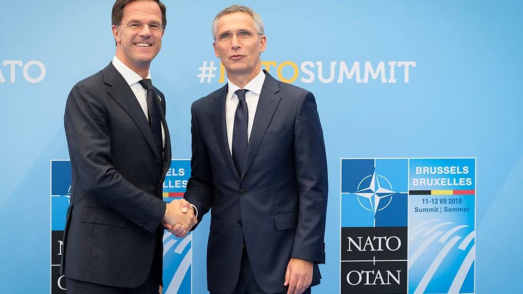 ARCHIV - 11.07.2018, Belgien, Brüssel: Mark Rutte, Ministerpräsident der Niederlande, wird von Nato-Generalsekretär Jens Stoltenberg (r) zu Beginn des Nato-Gipfels begrüßt. Foto: Pool Sebastien Pirlet/BELGA/dpa