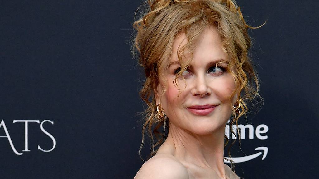 Nicole Kidman poses for photographs as she arrives on the red carpet for a screening of the Prime Video series Expats at Palace Verona Cinema in Sydney, Wednesday, December 20, 2023. (AAP Image/Bianca De Marchi) NO ARCHIVING