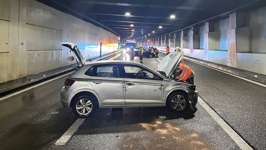 Fahrstreifenwechsel im Autobahn-Tunnel sorgt für Unfall mit vier Fahrzeugen