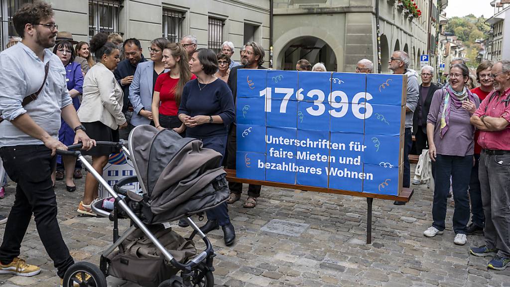 Das Initiativkomitee und Unterstützerinnen und Unterstützer am Donnerstag bei der Unterschriftenübergabe vor der Berner Staatskanzlei.