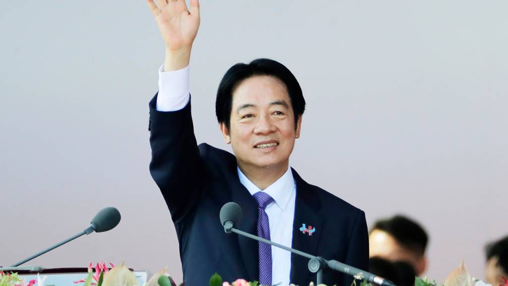 ARCHIV - Der taiwanesische Präsident Lai Ching-te hält eine Rede während der Feierlichkeiten zum Nationalfeiertag vor dem Präsidialgebäude. Foto: Chiang Ying-ying/AP/dpa