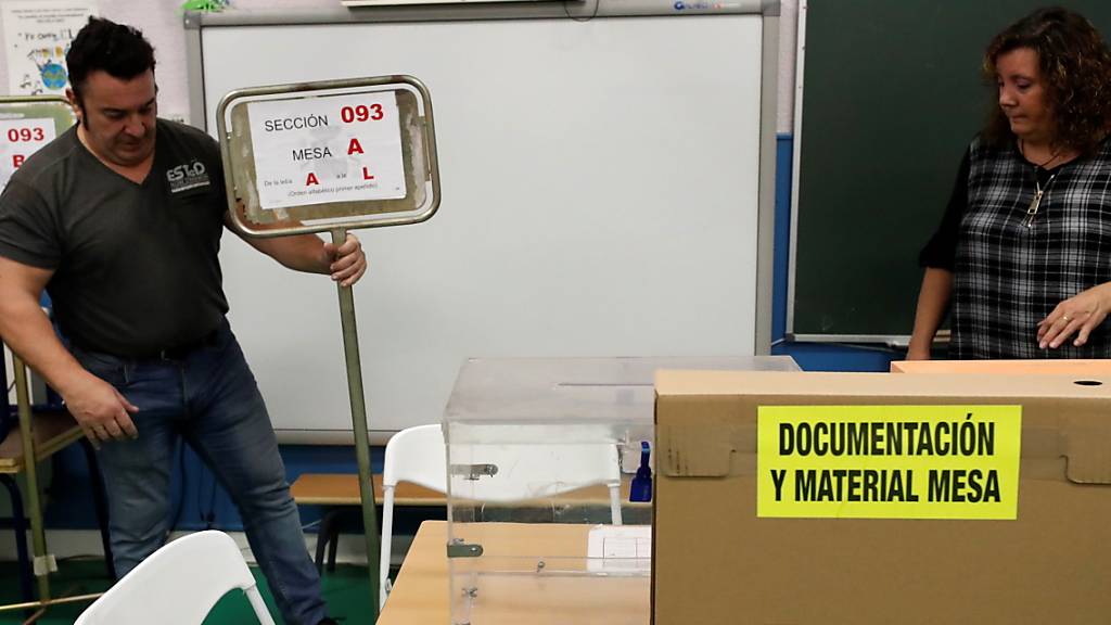 Vorbereitungen in einem Wahllokal - In Spanien wird zum zweiten Mal in diesem Jahr das Parlament neu gewählt.
