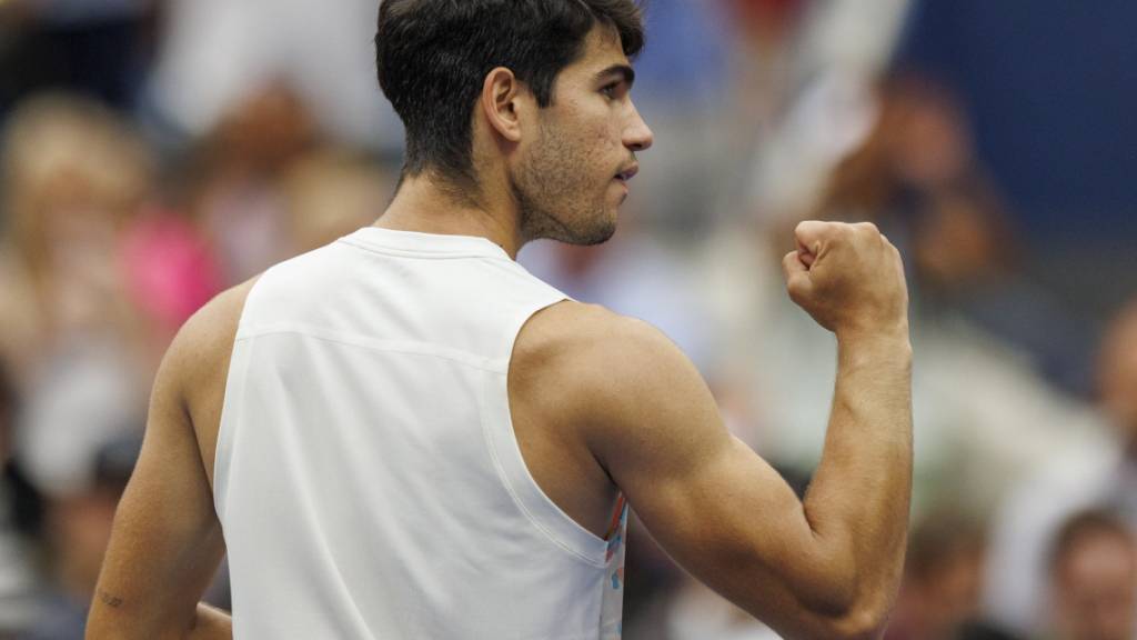 Geschafft: Carlos Alcaraz ballt die Faust