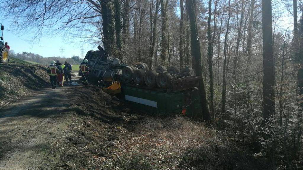 Ein mit Gülle beladener Anhängerzug ist auf einem Feldweg in Moosleerau AG umgekippt. 25 Kubikmeter Gülle liefen aus.