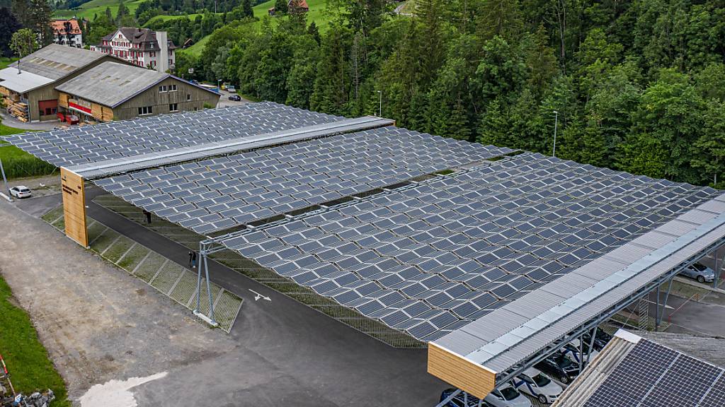 Das Solarfaltdach der St. Gallisch-Appenzellische Kraftwerke AG über einem Parkplatz. Im Kanton Zug soll die Überdachtung von Parkplätzen nicht zur Pflicht werden. (Archiv)