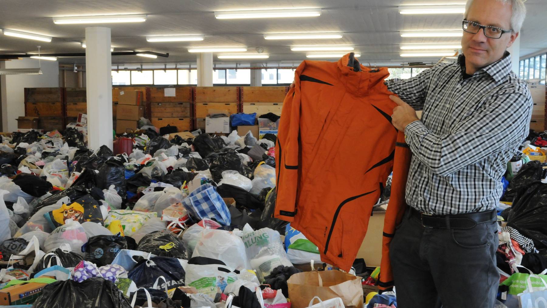 Philipp Holderegger zeigt das Zwischenlager einer privaten Spendenaktion in Räumen der Caritas.