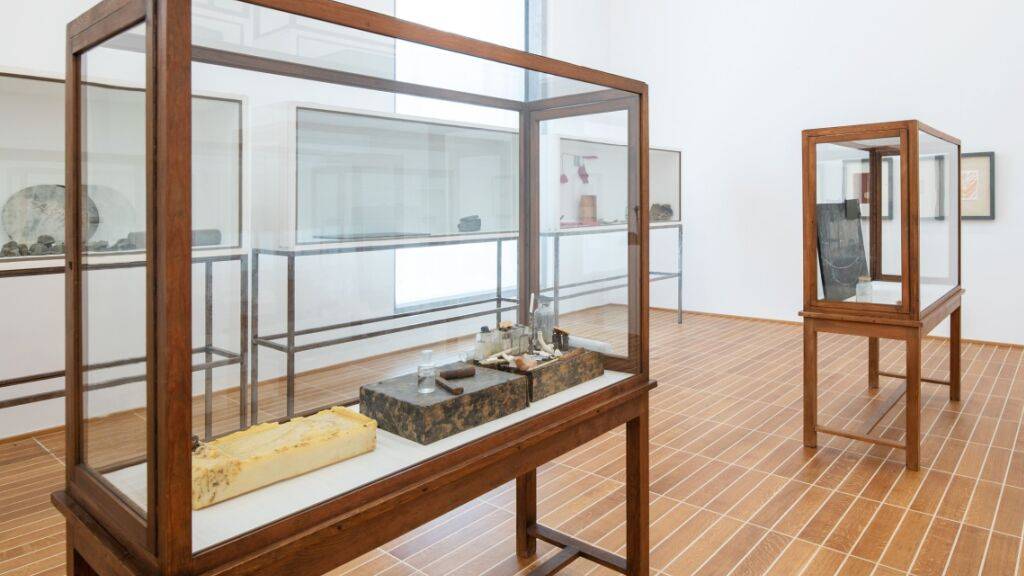 Elf Beuys-Vitrinen gehen als Schenkung an das Kunstmuseum Basel.