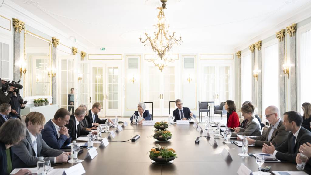 Am 11. November 2024 trafen sich die Teilnehmerinnen und Teilnehmer der Rundtischgespräche erstmals. Oben am Tisch Gesundheitsministerin Elisabeth-Baume Schneider sowie Lukas Engelberger, Präsident der Konferenz der kantonalen Gesundheitsdirektorinnen und -direktoren. (Archivbild)