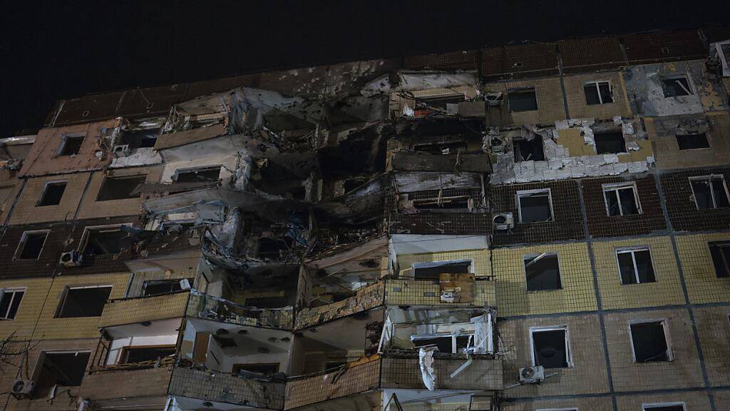 ARCHIV - Ein beschädigtes Wohnhaus steht am Ort eines russischen Angriffs in einem Wohngebiet in Krywyj Rih, Ukraine. Foto: Alex Babenko/AP/dpa