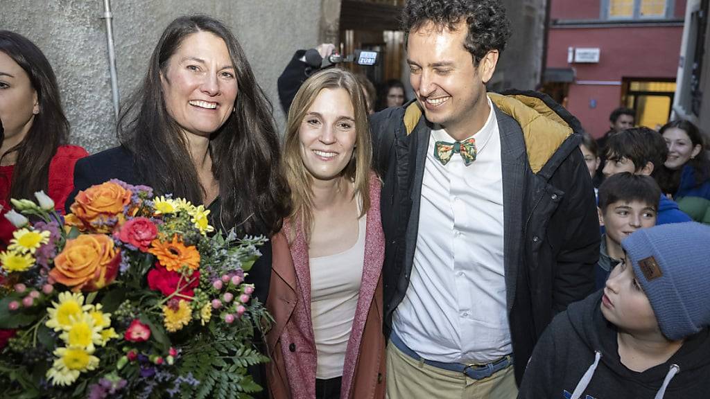 Die GLP-Spitze im Siegestaumel: Corina Gredig (Mitte) freut sich gemeinsam mit Co-Parteipräsident Nicola Forster über Tiana Angelina Mosers Einzug in den Ständerat.