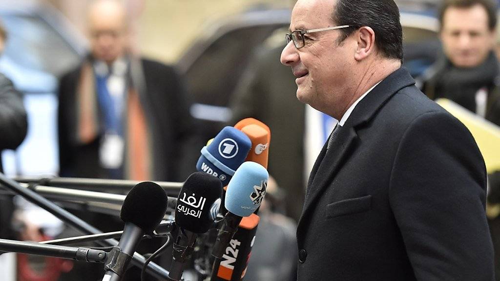 Frankreichs Präsident François Hollande, hier am EU-Gipfel in Brüssel: Der Sozialist hat von den Verfassungsrichtern in seiner Heimat grünes Licht für Hausdurchsuchungen und Versammlungsverbote erhalten.