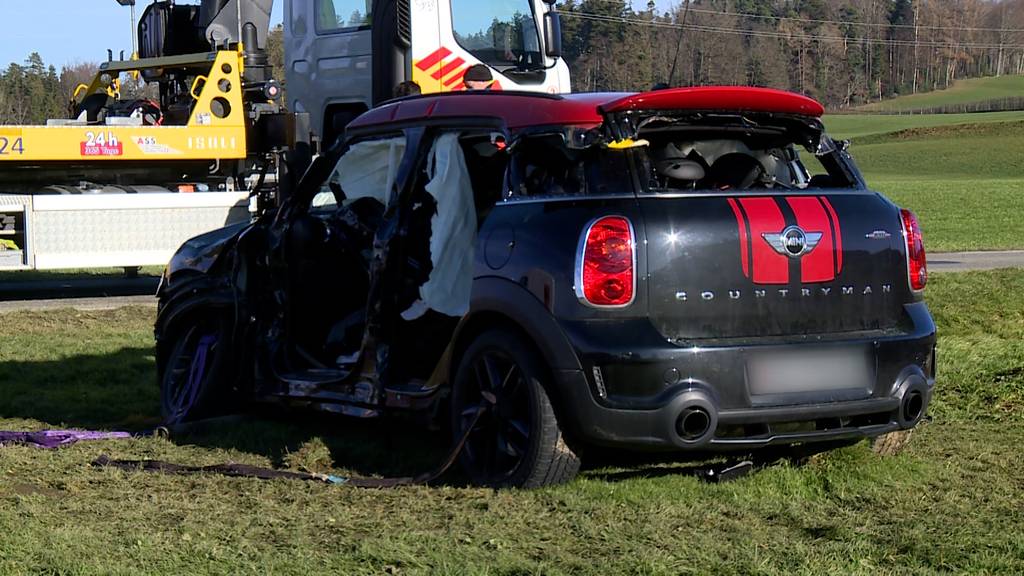 Lieferwagen und Auto kollidieren – Mann von Feuerwehr aus Auto geborgen