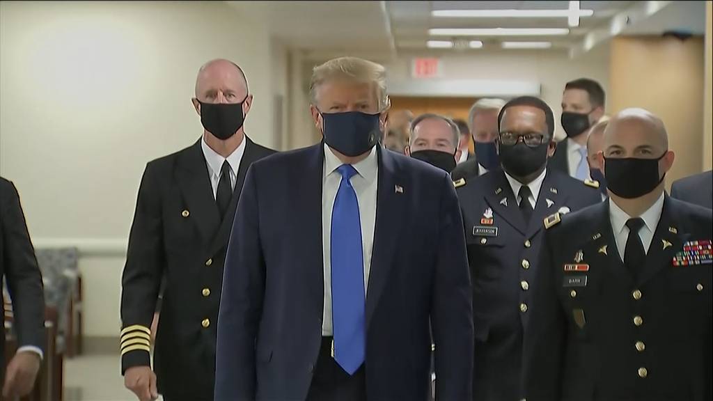 Donald Trump trägt Schutzmaske in der Öffentlichkeit