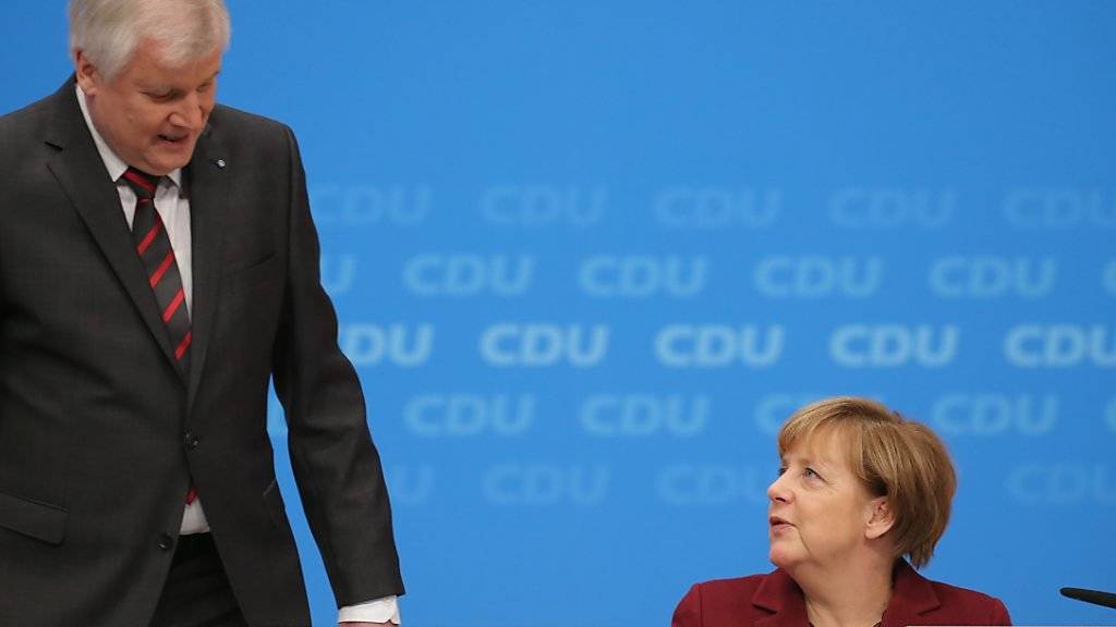 Sie ist kompliziert, die Beziehung zwischen CSU-Chef Seehofer und CDU-Chefin Merkel. Dennoch rangen sich die bayrischen Christdemokraten nun durch, für die Kanzlerwahl hinter Merkel zu stehen. (Archiv)