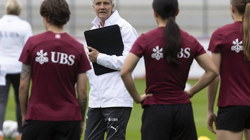 Nationaltrainerin Pia Sundhage bereitet die Schweizerinnen auf die Duelle gegen Ungarn vor