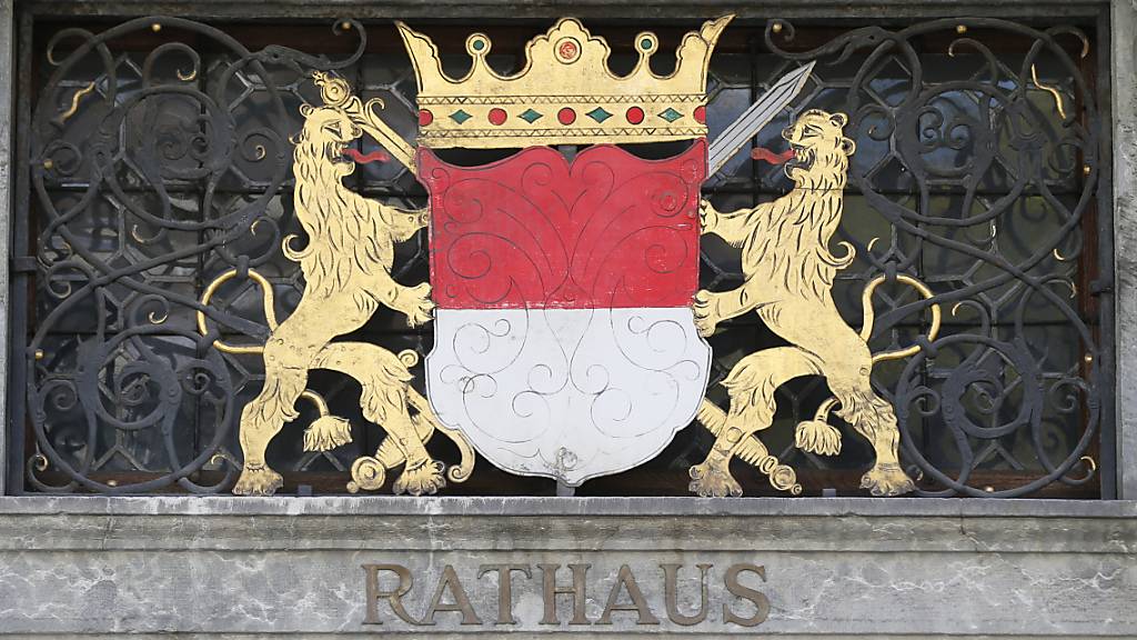 Das Solothurner Wappen über dem Eingang zum Solothurner Rathaus, in dem das Kantonsparlament tagt. Der Kantonsrat wird am 9. März 2025 für die Legislaturperiode Mai 2025 bis April 2029 neu gewählt. (Archivbild)