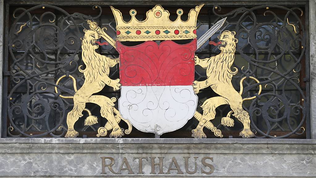 Das Solothurner Wappen über dem Eingang zum Solothurner Rathaus, in dem das Kantonsparlament tagt. Der Kantonsrat wird am 9. März 2025 für die Legislaturperiode Mai 2025 bis April 2029 neu gewählt. (Archivbild)