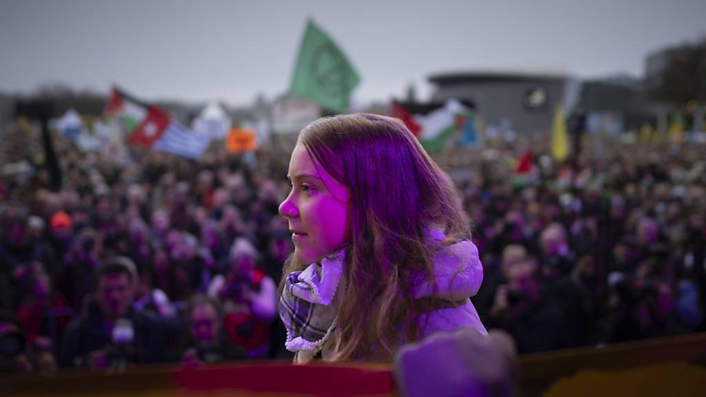 Die schwedische Klimaaktivistin Greta Thunberg hat erneut eine Klimademonstration in Amsterdam genutzt, um für die Palästinenser Partei zu ergreifen. Foto: Peter Dejong/AP/dpa