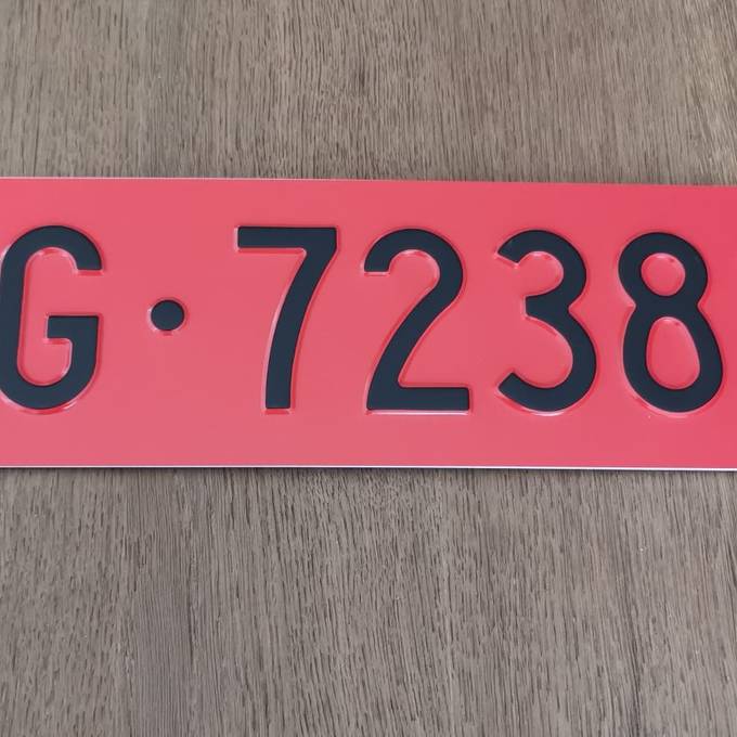 Das bedeuten die roten Nummern im Schweizer Strassenverkehr