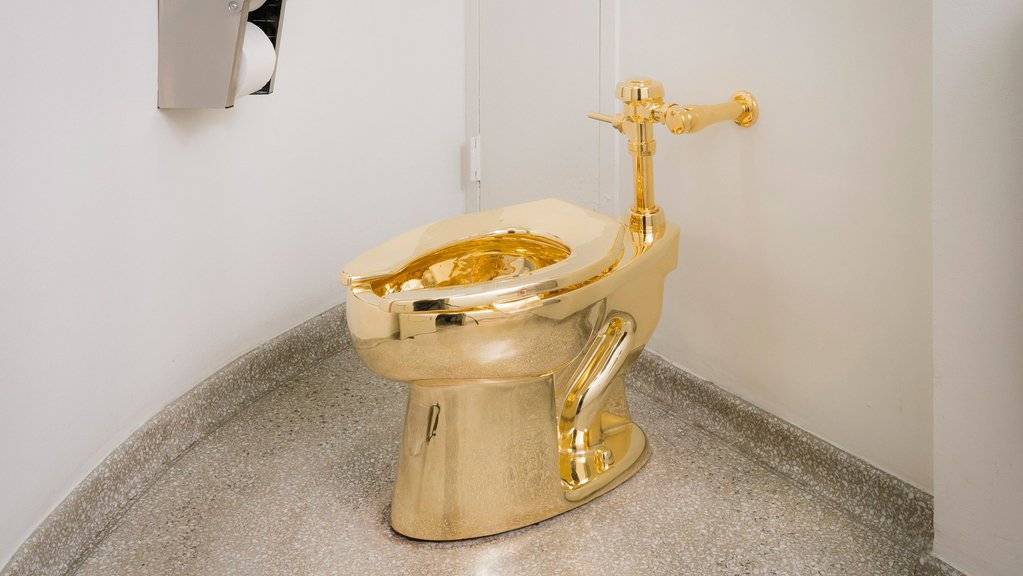 Auf dieser goldigen Toilette soll das Geschäft zum grossen Erlebnis werden.