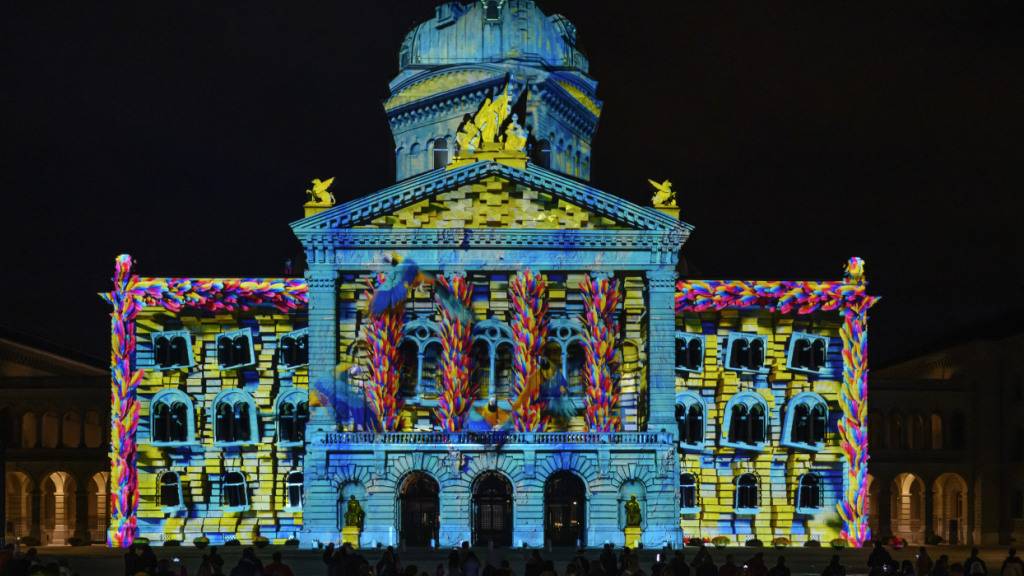 Das Bundeshaus wird mittels Lichtprojektion bei «Rendez-vous Bundesplatz» zur Bühne einer imaginären Weltreise: Bild von der Hauptprobe.