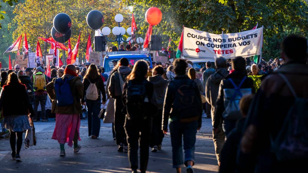 An der Demonstration gegen die Budgetkürzungen der Waadt nahmen am Donnerstagabend in Lausanne zwischen 12'000 und 14'000 Personen teil.