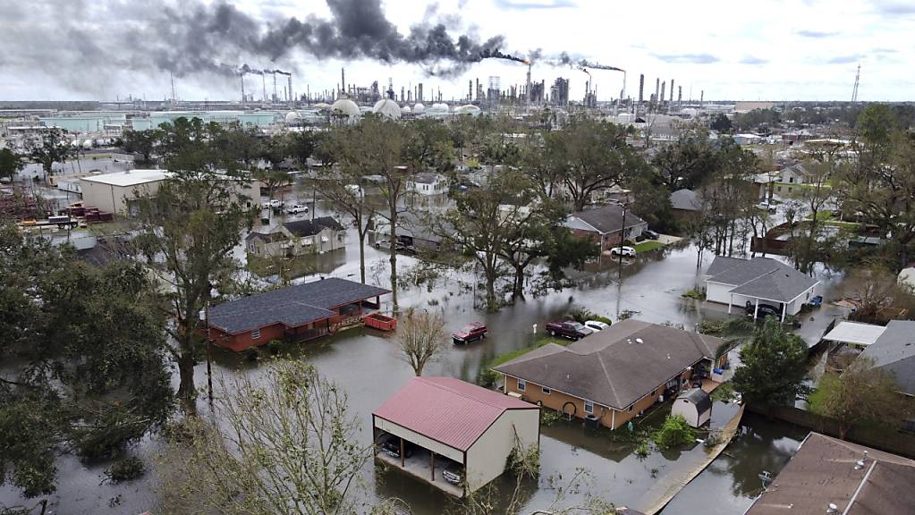 Hochwasser steht in einer Wohnsiedlung und auf dem Gelände einer Raffinerie bei Norco, Louisiana.