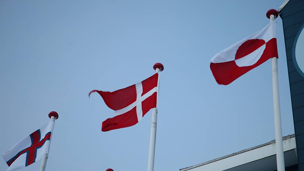 ARCHIV - Die Flaggen der Färöer-Inseln sowie von Dänemark und Grönland wehen vor dem Arktischen Kommando in der grönländischen Hauptstadt Nuuk. Foto: Steffen Trumpf/dpa